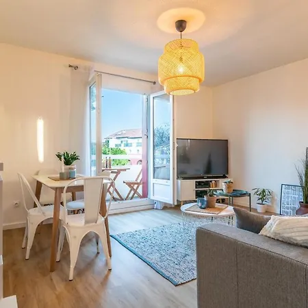 Bright 42M For 4 With Balcony In Anglet アングレット
